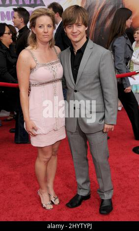 Jason Earles et Jennifer Earles à Hannah Montana: Le film, première mondiale au théâtre El Capitan à Hollywood, Californie. Banque D'Images