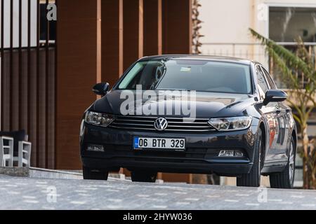 Side, Turquie -18 février 2022: Black Volkswagen Passat est garée dans la rue par une chaude journée d'automne Banque D'Images