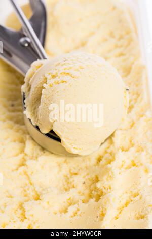cuillère à crème glacée avec cuillère dans la boîte à crème glacée Banque D'Images