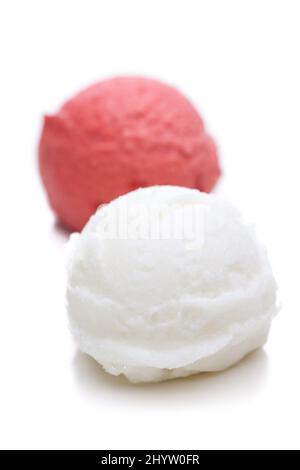 Une cuillère de fraise et une cuillère de crème glacée au citron Banque D'Images