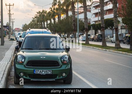 Side, Turquie – 18 2022 février : Green Mini Countryman est garée dans la rue par une chaude journée d'été Banque D'Images