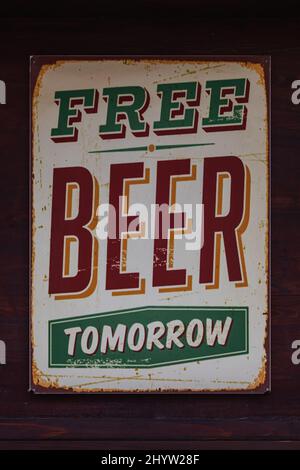 Side ; Turquie – 20 2022 février : signer un gros plan pour une bière gratuite demain au bar Banque D'Images