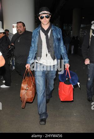 Kellan Lutz soupirant à l'aéroport de LAX, Los Angeles, Etats-Unis. Banque D'Images