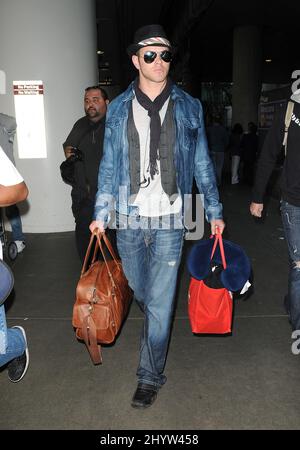 Kellan Lutz soupirant à l'aéroport de LAX, Los Angeles, Etats-Unis. Banque D'Images