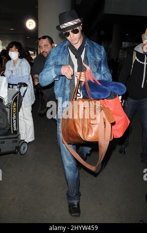 Kellan Lutz soupirant à l'aéroport de LAX, Los Angeles, Etats-Unis. Banque D'Images