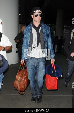 Kellan Lutz soupirant à l'aéroport de LAX, Los Angeles, Etats-Unis. Banque D'Images