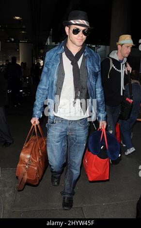 Kellan Lutz soupirant à l'aéroport de LAX, Los Angeles, Etats-Unis. Banque D'Images