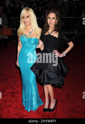 Donatella Versace et Allegra Beck à The Model as Muse, incarnant la mode, le Gala du Costume Institute, le Metropolitan Museum, New York, ÉTATS-UNIS Banque D'Images