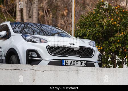 Antalya, Turquie - 20 février 2022 : le White Kia Sportage est un parking dans la rue par une journée d'été Banque D'Images