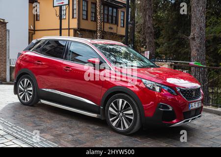 Antalya, Turquie – 20 2022 février : la Peugeot 3008 rouge est garée dans la rue par une chaude journée Banque D'Images