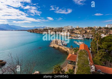 Antalya, Turquie – février 20 2022 : panorama de la côte d'Antalya avec un grand nombre d'hôtels cinq étoiles, palmiers, promenade, avec bateaux saili Banque D'Images