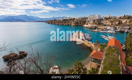 Antalya, Turquie – février 20 2022 : panorama de la côte d'Antalya avec un grand nombre d'hôtels cinq étoiles, palmiers, promenade, avec bateaux saili Banque D'Images