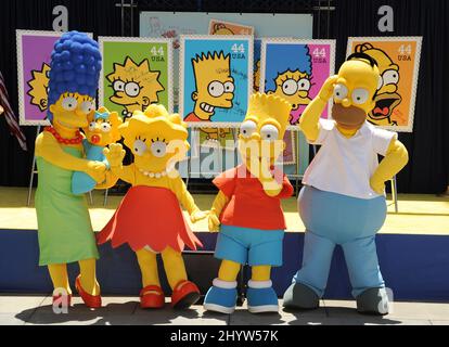 Personnages habillés comme les Simpsons, de gauche à droite, Marge, tenant Maggie, Lisa, Bart et Homer posent à la cérémonie de dédicace du timbre 'The Simpsons' qui s'est tenue au Fox Studio, Los Angeles Banque D'Images