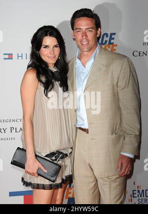 Jason Sehorn et Angie Harmon lors de la course annuelle 16th à Erase MS tenue au Hyatt Regency Century Plaza, Los Angeles Banque D'Images