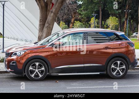 Antalya, Turquie – 20 2022 février : orange Peugeot 3008 est garée dans la rue par une chaude journée Banque D'Images