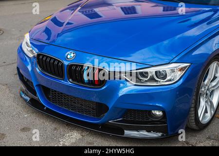 Side; Turquie – février 20 2022: BMW bleu série 5, glaces latérales, roue, pare-chocs et capot Banque D'Images