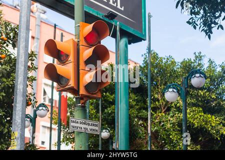 Side, Turquie – février 20 2022 : feux de signalisation au-dessus de l'intersection urbaine. Lumière rouge Banque D'Images