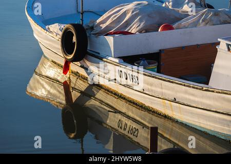 Side, Turquie – février 20 2022 : côté en bois du bateau blanc avec des cordes sur fond d'eau de mer Banque D'Images