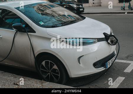 PARIS, FRANCE, 08.03.2022. Station de charge pour voitures électriques dans la rue, voitures électriques en charge Banque D'Images