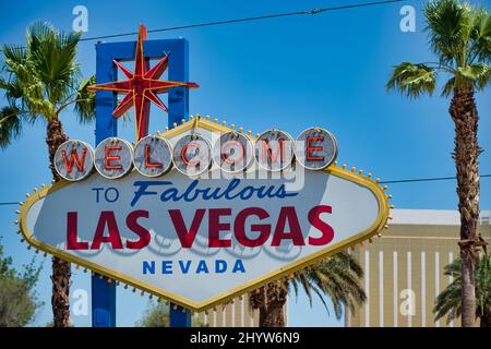 Célèbre panneau de Las Vegas sur la journée ensoleillée, Nevada. Banque D'Images