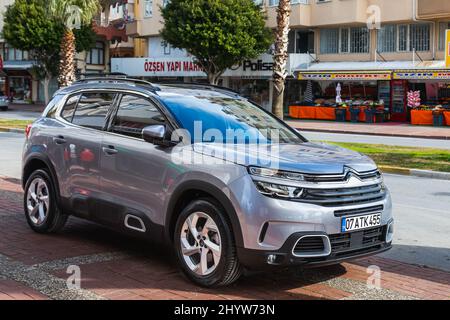 Side, Turquie – février 20 2022 : Silver Citroen С5 Aircross roule rapidement dans la rue par une chaude journée Banque D'Images