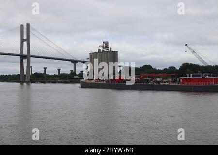 Photo d'une barge flottant sur la rivière Savannah avec vue sur le pont Talmadge Memorial Bridge, Géorgie Banque D'Images