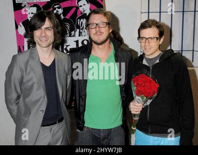 Brian Bell, Scott Shriner et Rivers Cuomo de 'Weezer' Brendon Urie lors de l'annonce de la tournée des concerts d'été du Blink-182 au restaurant El Compadre, Los Angeles, États-Unis Banque D'Images