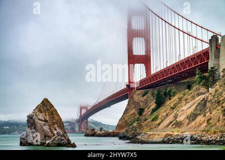 San Francisco. Golden Gate Bridge sur un matin d'été brumeux. Banque D'Images