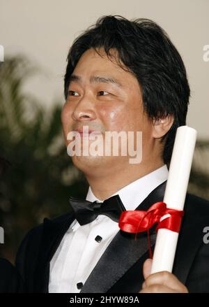 Le réalisateur sud-coréen Park Chan-Wook pose avec le prix du jury qu'il a reçu pour le film 'Bak-JWI', lors d'un appel photo à la suite de la cérémonie de remise des prix, lors du festival international du film 62nd à Cannes Banque D'Images