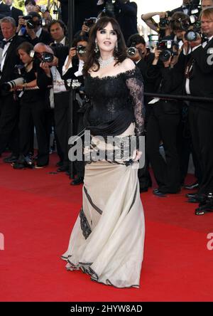 Isabelle Adjani arrive pour la première du nouveau film Coco Chanel et Igor Stravinsky, lors du Festival de Cannes, au Palais de Festival de Cannes, France. Banque D'Images