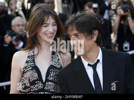 Charlotte Gainsbourg et Yvan Atta arrivent pour la première du nouveau film Coco Chanel et Igor Stravinsky, pendant le Festival de Cannes, au Palais de Festival de Cannes, France. Banque D'Images