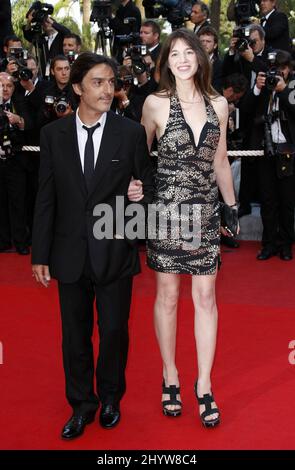 Charlotte Gainsbourg et Yvan Atta arrivent pour la première du nouveau film Coco Chanel et Igor Stravinsky, pendant le Festival de Cannes, au Palais de Festival de Cannes, France. Banque D'Images