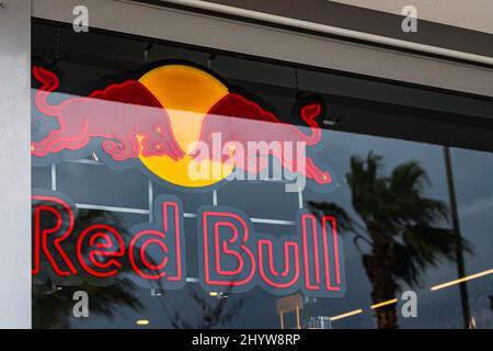 Side; Turquie – février 20 2022: Panneau de Red Bull café en steet. Banque D'Images