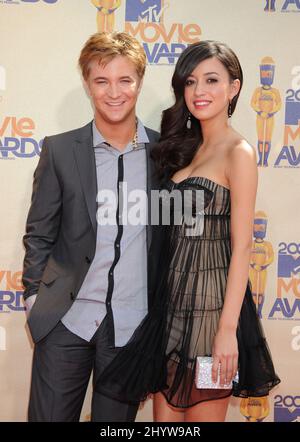 Michael Welch et Christian Serratos arrivent pour les MTV Movie Awards 2009 au Gibson Amphitheater, Universal City, Los Angeles. Banque D'Images