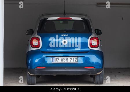 Side, Turquie -20 février 2022: Blue Smart Fortwo est garée dans la rue par une chaude journée d'automne Banque D'Images