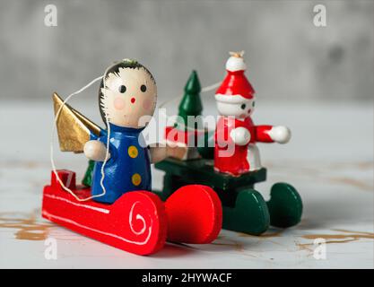 Décorations de Noël en bois d'un angle bleu et petit Noël Père Noël sur des luges, gros plan faible profondeur de champ Banque D'Images