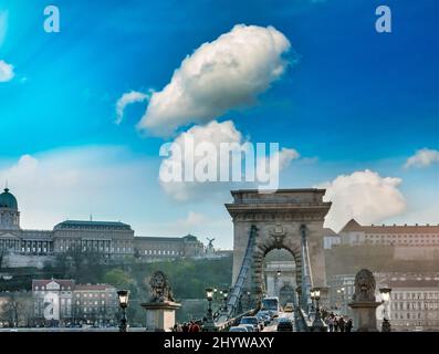 La circulation sur le Pont des Chaînes au coucher du soleil, Budapest, Hongrie Banque D'Images