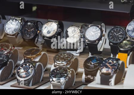 Side, Turquie - 20 février 2022 : Boutique avec une grande sélection de montres pour hommes Banque D'Images