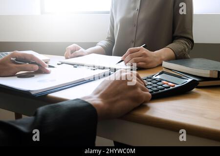 Processus de travail d'affaires à l'office.personnes collaborateurs travailler ensemble, faire la conversation avec les partenaires. Banque D'Images