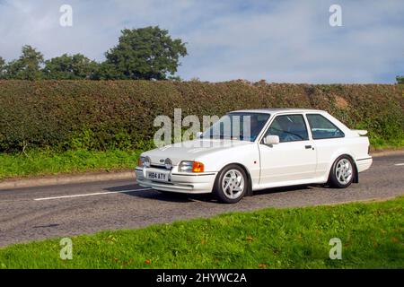 Années 1990 90 blanc Ford Escort RS Turbo 1597cc essence 5 vitesses manuelle 2dr conduite à Congleton, Royaume-Uni Banque D'Images