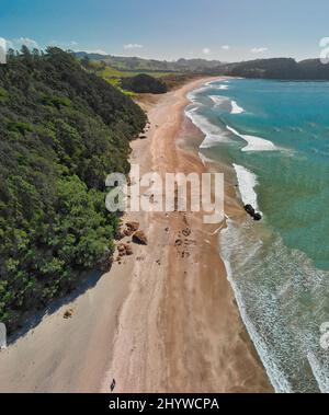 Vue aérienne de frais généraux de Hot Water Beach en Nouvelle Zélande l'Île du Nord. Banque D'Images