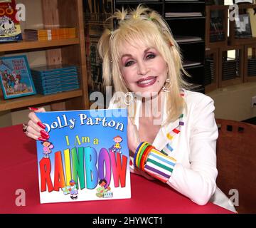 Dolly Parton signe des copies du livre de ses enfants « I am a Rainbow » au Country Music Hall of Fame de Nashville, États-Unis Banque D'Images