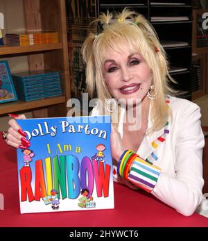 Dolly Parton signe des copies du livre de ses enfants « I am a Rainbow » au Country Music Hall of Fame de Nashville, États-Unis Banque D'Images