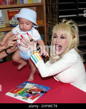 Dolly Parton signe des copies du livre de ses enfants « I am a Rainbow » au Country Music Hall of Fame de Nashville, États-Unis Banque D'Images