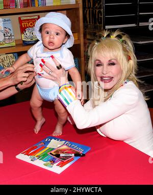 Dolly Parton signe des copies du livre de ses enfants « I am a Rainbow » au Country Music Hall of Fame de Nashville, États-Unis Banque D'Images