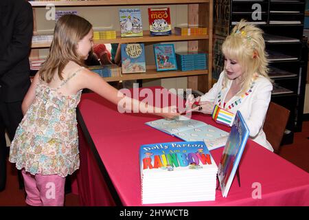 Dolly Parton signe des copies du livre de ses enfants « I am a Rainbow » au Country Music Hall of Fame de Nashville, États-Unis Banque D'Images