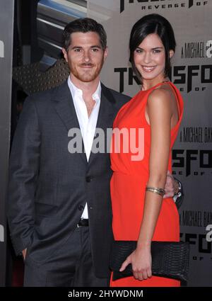 Dave Annable et Odette Yustman à la première de Los Angeles 'Transformers: Revenge of the Fallens' qui s'est tenue au Mann Village Theatre. Banque D'Images