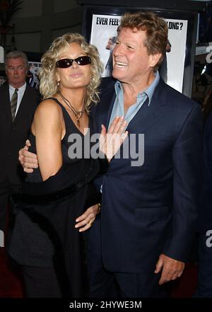 Farrah Fawcett et Ryan O'Neal assistent à la première du film le plus recherché de Malibu à Hollywood, aux États-Unis Banque D'Images