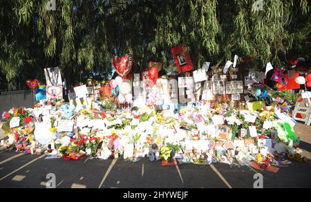 Les mémoriaux de Michael Jackson sont vus à l'extérieur de sa maison familiale à Encino, en Californie. Banque D'Images