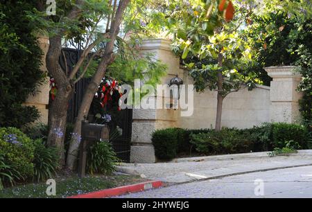 Les mémoriaux de Michael Jackson sont vus à l'extérieur de sa maison familiale à Encino, en Californie. Banque D'Images